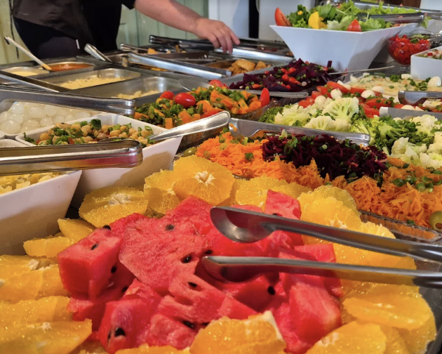 Buffet completo de saladas e pratos quentes